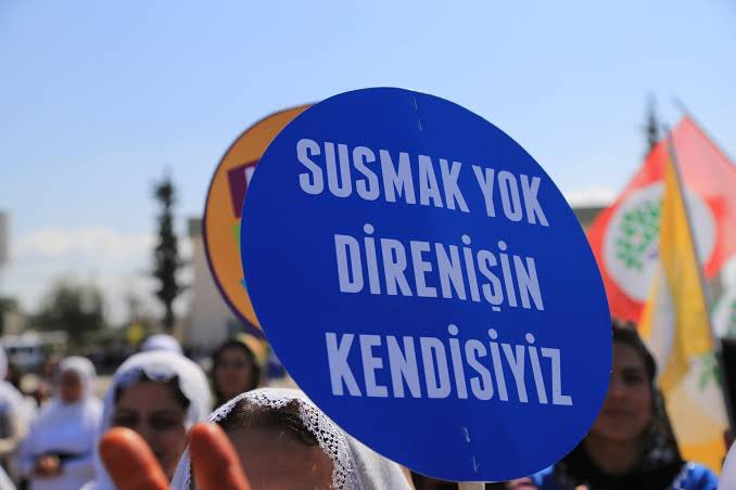 Rosa Kadın Derneği Başkanı Adalet Kaya, TJA aktivisti Zekiye Güler, Sur Belediye Eşbaşkanımız, Yenişehir İlçe Eşbaşkanımız, SES, TÜMBELSEN, Eğitim Sen yöneticisi kadınlar, gözaltına alındı. Bu operasyon 8 Mart coşkusuna tahammülsüzlüktür. Baskılarınızla mücadelemiz engellenemez!