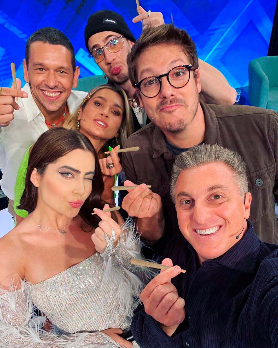 MarkimOriginal's tweet photo. A DANI CALABRESA FALANDO DO ARTHUR:
"Ele usa tudo grande, chinelo grande, regata grande, EGO GRANDE." 
KKKKKKKKKKKKK https://t.co/ZmoAxNoghf