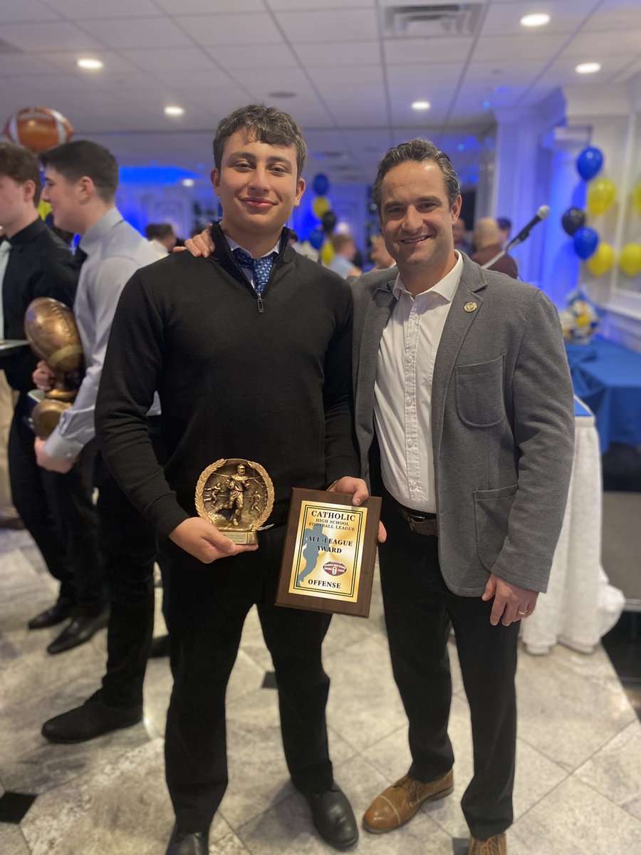 giovann44404056's tweet photo. Great night tonight!!!!Thankful to receive these awards and spend time with my 2nd family๐๐๐ฆ
๐ฆ
#STPFOREVER @STP_Eagles @Principal_Cos https://t.co/EBSYVrjVrw