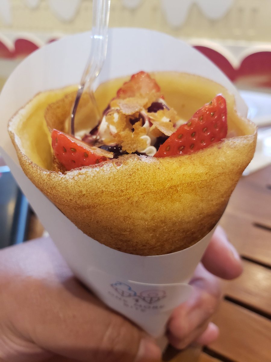 danna1213's tweet photo. 一昨日のデザート
その①
#メッツァビレッジ の
#OneMoreBite さん にて
カミサンのクレープとアイスカフェオレです
クレープの生地がホットケーキみたいにモチモチでした
(o^^o)
#飯テロ同好会 https://t.co/dDXMrcDPd4