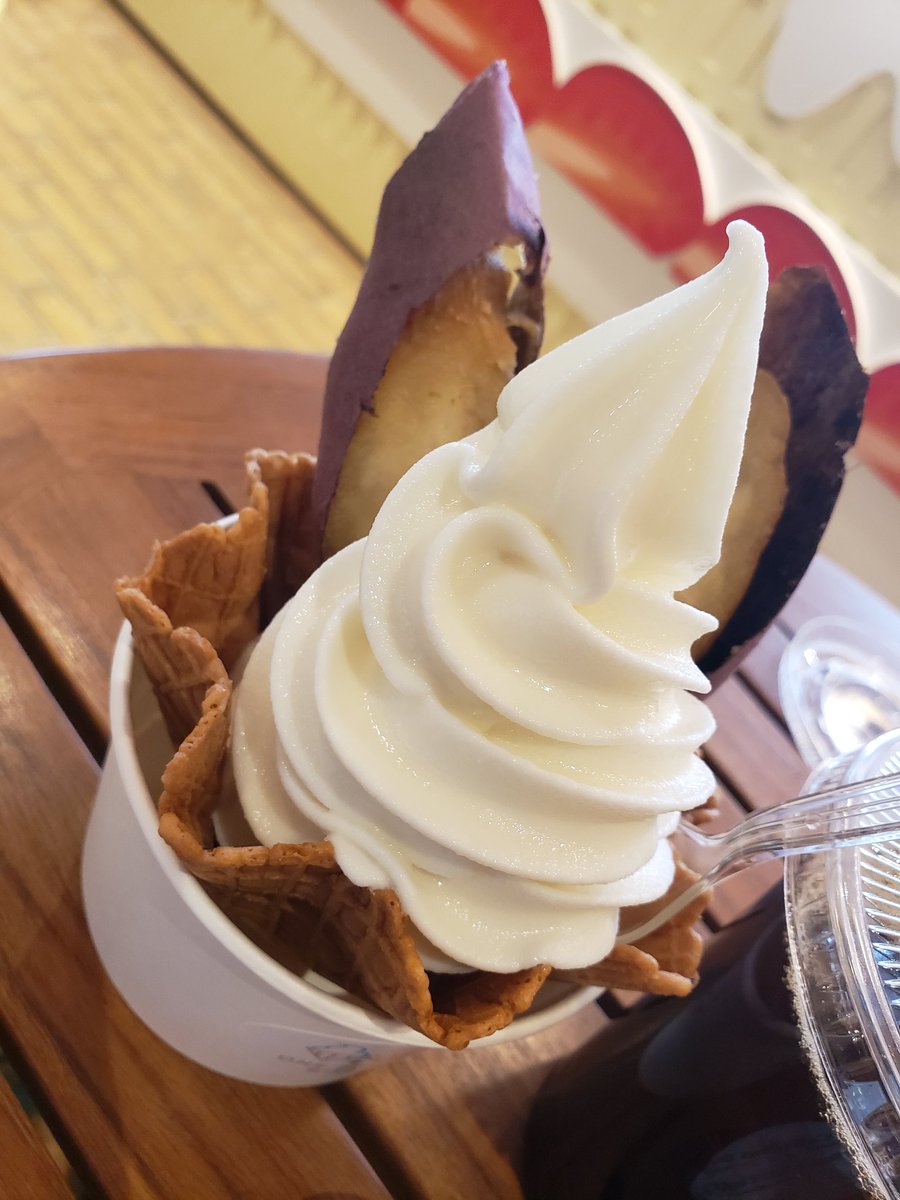 danna1213's tweet photo. その①
#メッツァビレッジ の
#OneMoreBite さん にて
自分は焼き芋ソフトとアイスコーヒーです🎵
熊本県の #吉井牧場 の #夢みるく を使ったソフトクリームが関東で食べられるのはここだけとの事
ミルクのコクはあるけどスッキリとした味わいで食感も爽やかなタイプです
焼き芋も旨い
#飯テロ同好会 https://t.co/r04IHjU3jb