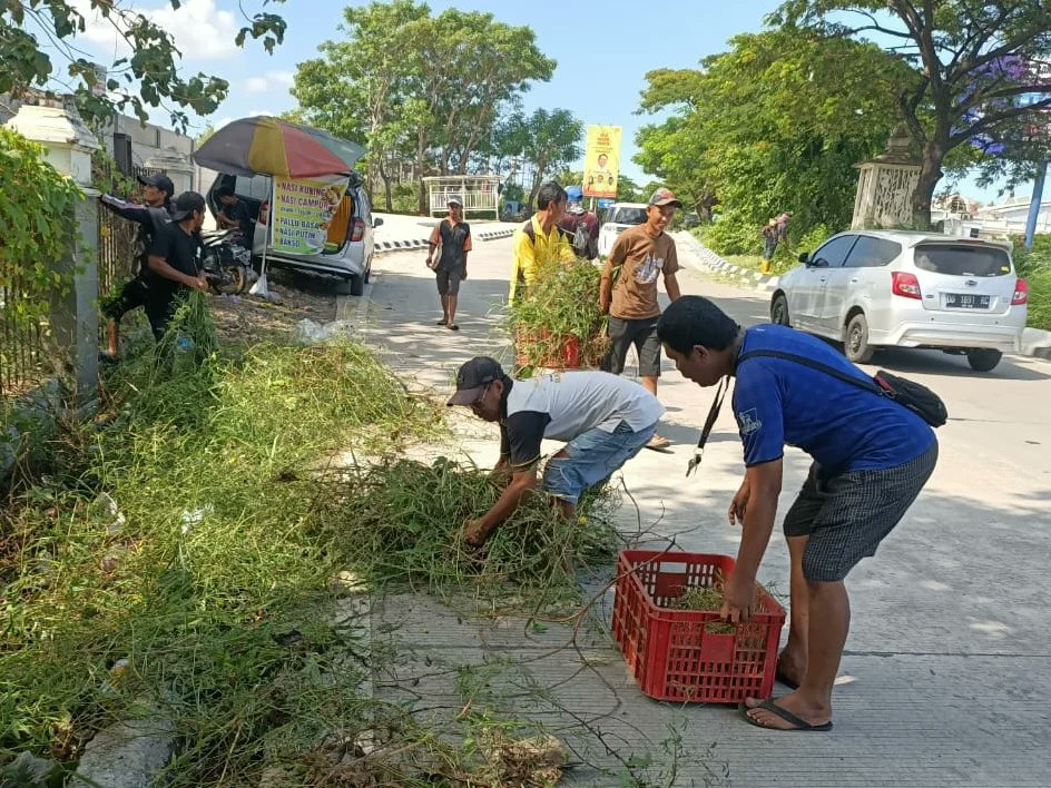 Kec_Mariso's tweet photo. Pemangkasan tanaman liar di Jalan Metro Tanjung Bunga oleh Satgas Kebersihan https://t.co/EeMc7GO9W8 https://t.co/kTAJMrDHpc