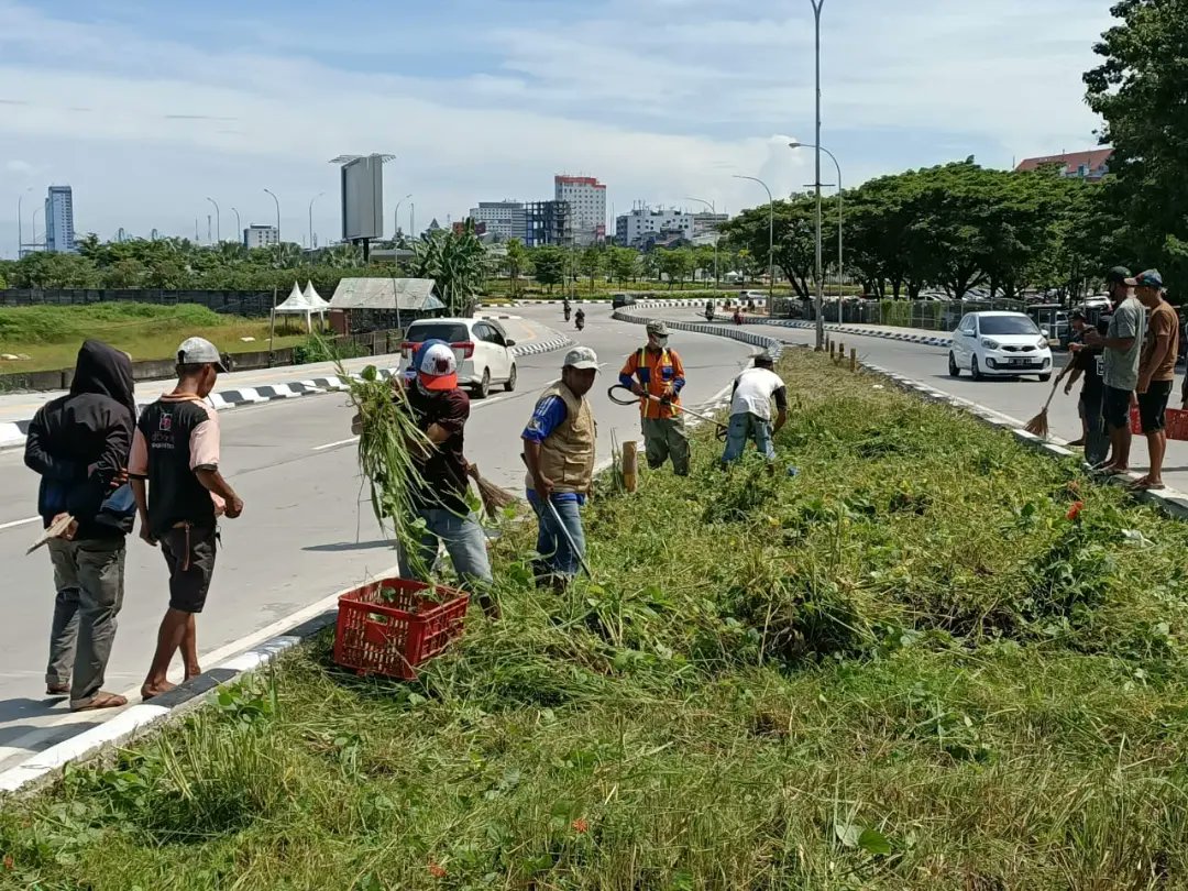 Kec_Mariso's tweet photo. Pemangkasan tanaman liar di Jalan Metro Tanjung Bunga oleh Satgas Kebersihan https://t.co/EeMc7GO9W8 https://t.co/kTAJMrDHpc