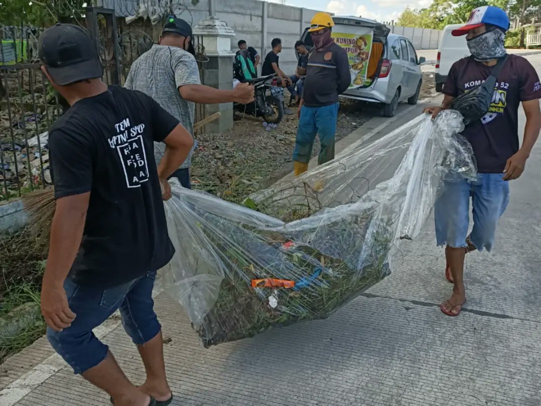 Pemangkasan tanaman liar di Jalan Metro Tanjung Bunga oleh Satgas Kebersihan m.facebook.com/story.php?stor…