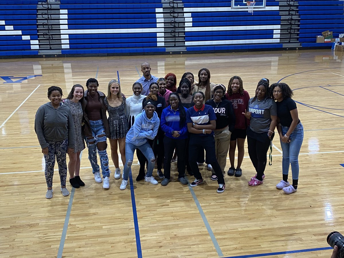 GbballElite's tweet photo. Couldn’t ask for a better team to grow with this year. From the excellent coaching staff to all of my players. First year down and looking forward to getting back at it soon. Thank you for all of the support this year. https://t.co/lBqVvPNCLS