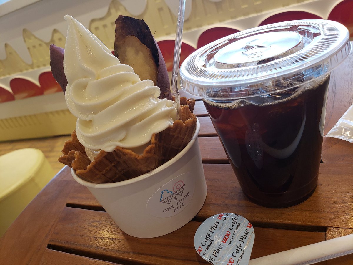 danna1213's tweet photo. その①
#メッツァビレッジ の
#OneMoreBite さん にて
自分は焼き芋ソフトとアイスコーヒーです🎵
熊本県の #吉井牧場 の #夢みるく を使ったソフトクリームが関東で食べられるのはここだけとの事
ミルクのコクはあるけどスッキリとした味わいで食感も爽やかなタイプです
焼き芋も旨い
#飯テロ同好会 https://t.co/r04IHjU3jb