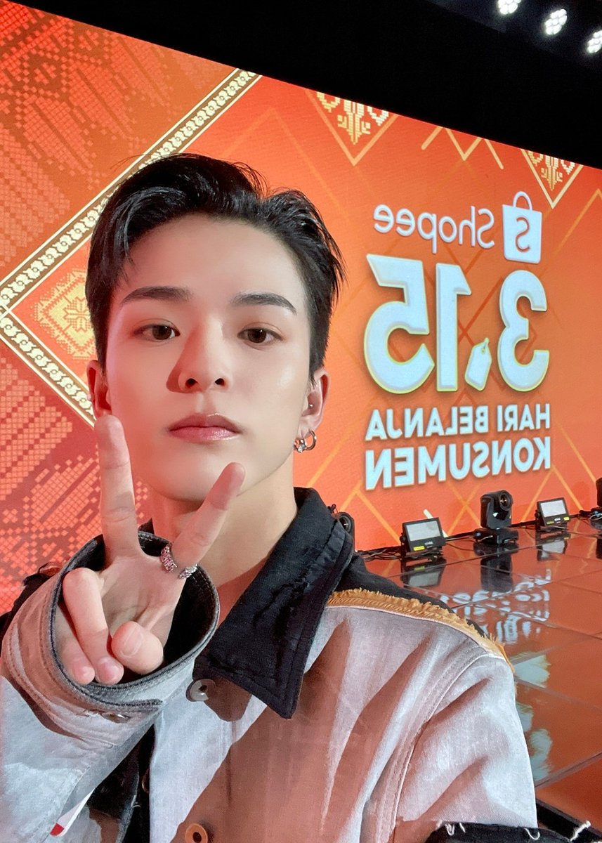 his favorite pose✌️