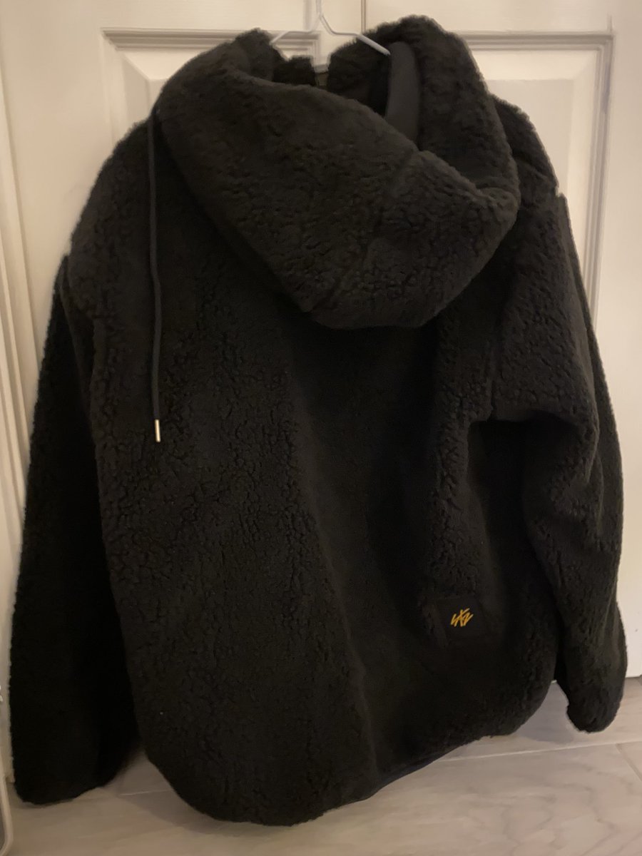 hvngos's tweet photo. [usa only] wts lfb stray kids beyond live fleece jacket

$200 including shipping

-new, never worn except to try on
-im texan so i need to give it a new home 😭 https://t.co/MNuhPXUpDx