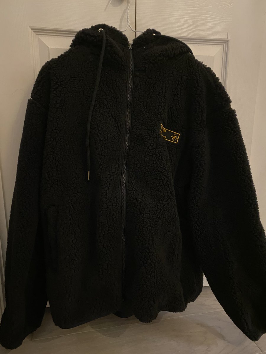 hvngos's tweet photo. [usa only] wts lfb stray kids beyond live fleece jacket

$200 including shipping

-new, never worn except to try on
-im texan so i need to give it a new home 😭 https://t.co/MNuhPXUpDx