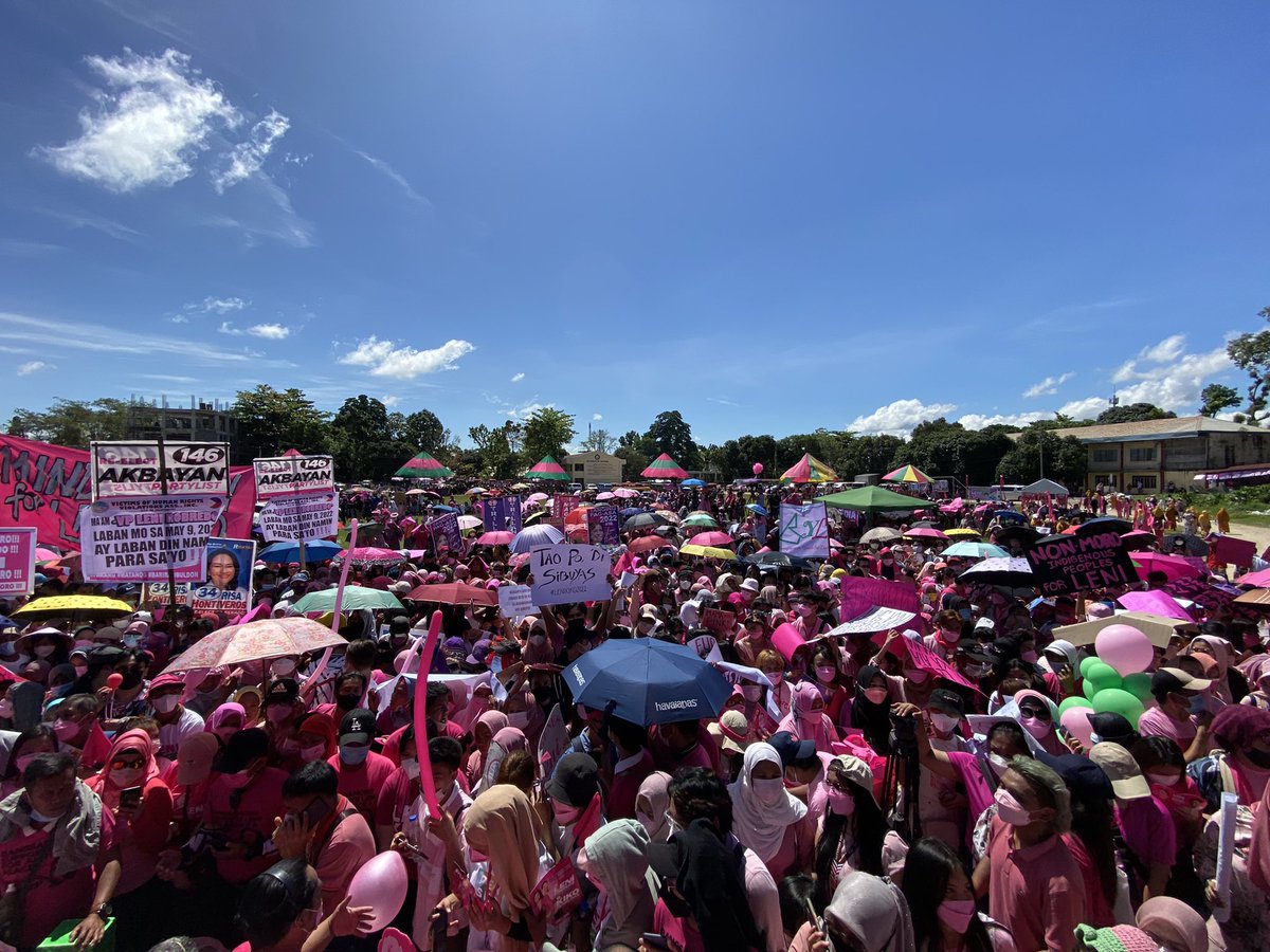 hellostorage01's tweet photo. Yung late ka na nagising & masakit katawan from #GenSanIsPINK and #SoxIsPink Grand Rally tapos si VP @lenirobredo nasa Cotabato na ng early morning?! Kalmahan mo lang, maam. Nakakahiyang maging tamad pag si Leni ang presidente! #CotabatoIsPink ctto: @rapplerdotcom https://t.co/gI0ooeX6GY