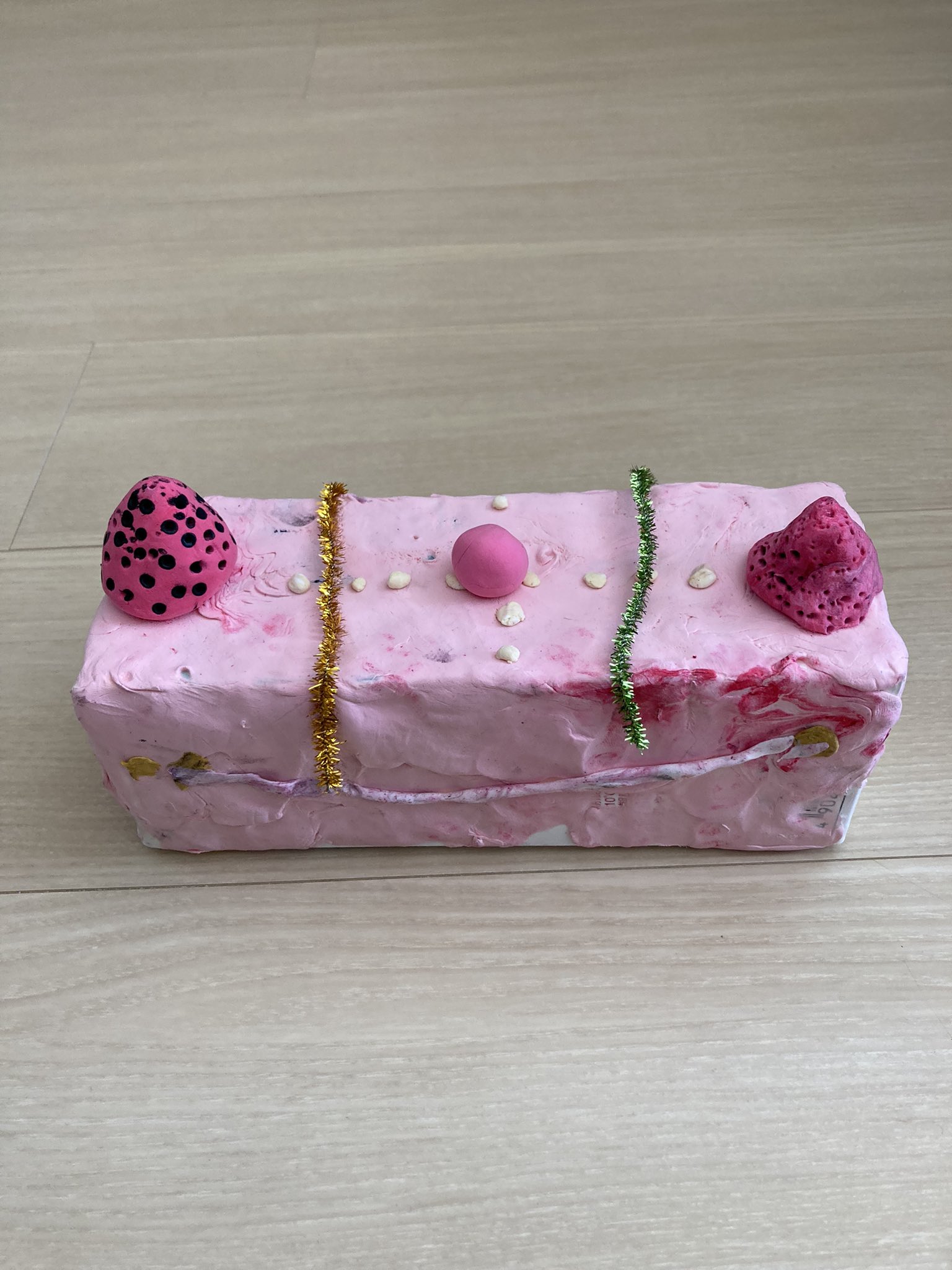 西荻窪 Joueracachecache 息子が作った工作のケーキを見た娘が 誕生日何ケーキがいい の問いに これ イチゴケーキ 西荻近辺でこの様なケーキ または創作して下さるケーキ屋さんを探しております 誕生日ケーキ イチゴケーキ 西荻窪