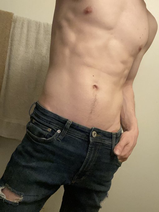 Mid Tuesday nudes? Would you want me for lunch? 😉 https://t.co/X96k7GyUpK