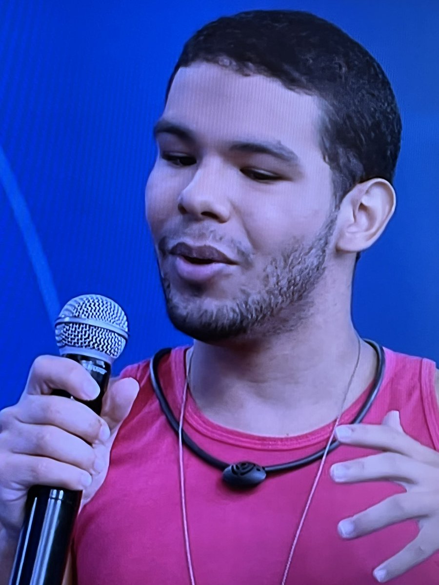 bicmuller's tweet photo. Meu deus o eli deu um escapulário pro Viny 
Me lembrou tanto a história do Vitor Hugo 😭😭😭😭 #bbb22 https://t.co/5DDxWaPxRe