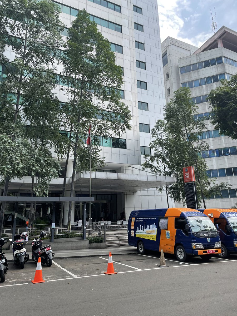 dondihananto's tweet photo. Yay beres ngurus paspor tanpa antri panjang! Udah pusing gak dpt nomer antrian di Kantor Imigrasi se-Jabodetabek. Ternyata ada Mal Pelayanan Publik DKI #MPPDKI yg satu atap bisa urus segala macam 😍 https://t.co/6hwO2urmB2