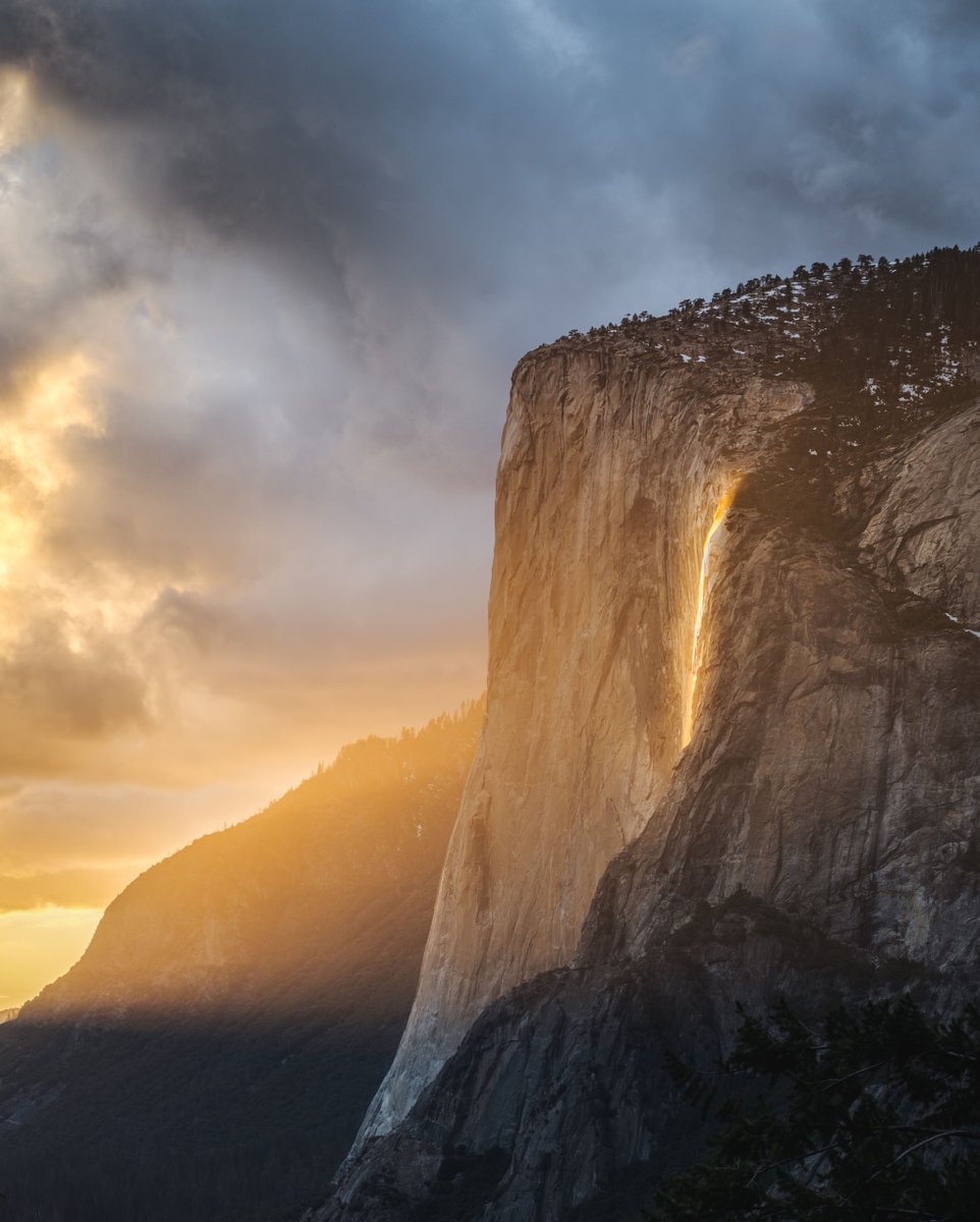 SonyAlpha's tweet photo. The rare yet iconic Yosemite Firefall captured by photographer @erintnm using her Sony Alpha 7R IV and Sony 24-70mm F2.8 GM 🔥 #SonyAlpha https://t.co/bjOD0XiVlL