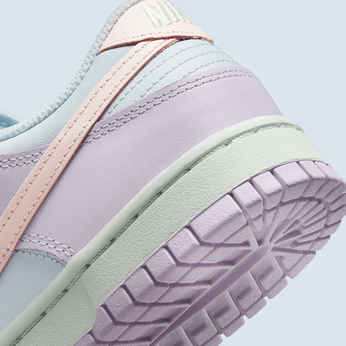 SneakerNews's tweet photo. Nike is adding the Dunk Low to its upcoming Easter celebration 👀 https://t.co/YHuYfo1By2