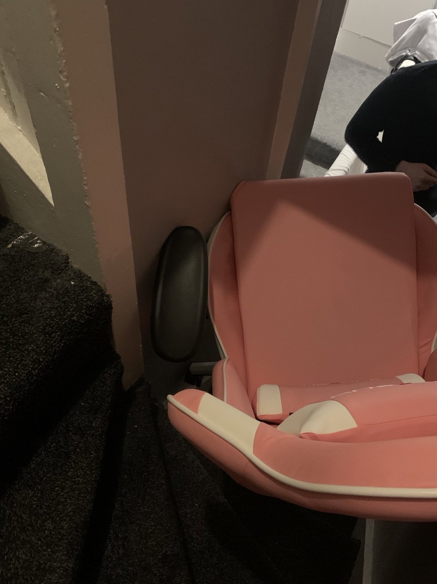 Violetxx20's tweet photo. So i got my chair stuck earlier trying to move my desk and set up downstairs…. https://t.co/NU9IDuHci2