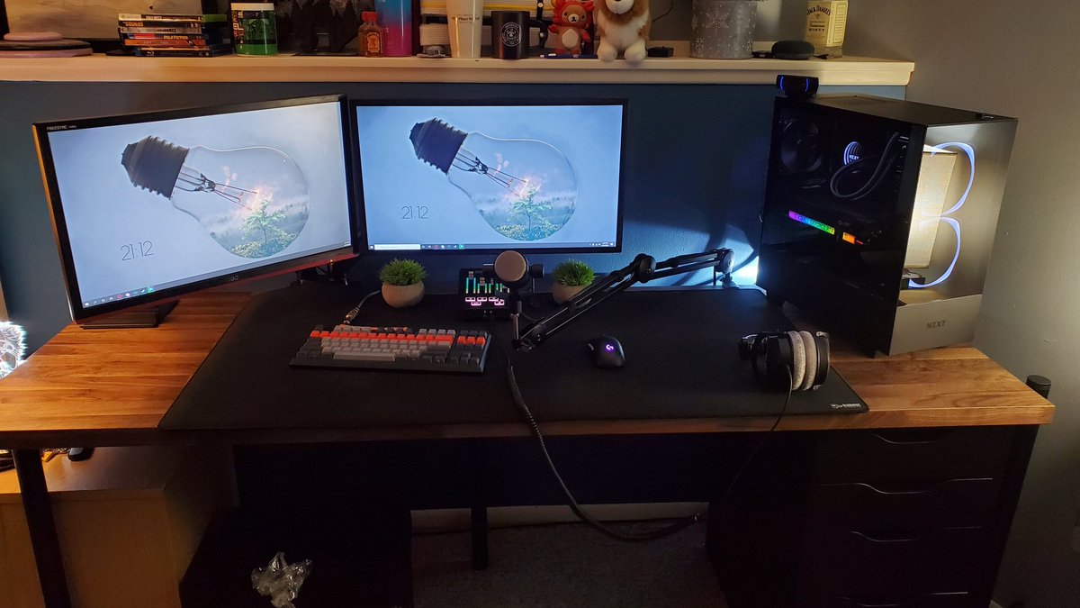 Biowh's tweet image. After a week of back pain I'm finally done with my new setup minus the wall behind, got a new pc from @NZXT BLD, GOXLR mini, Rode Pod Mic and some DT 770 pros. Massive upgrades so expect streams soon😁👌