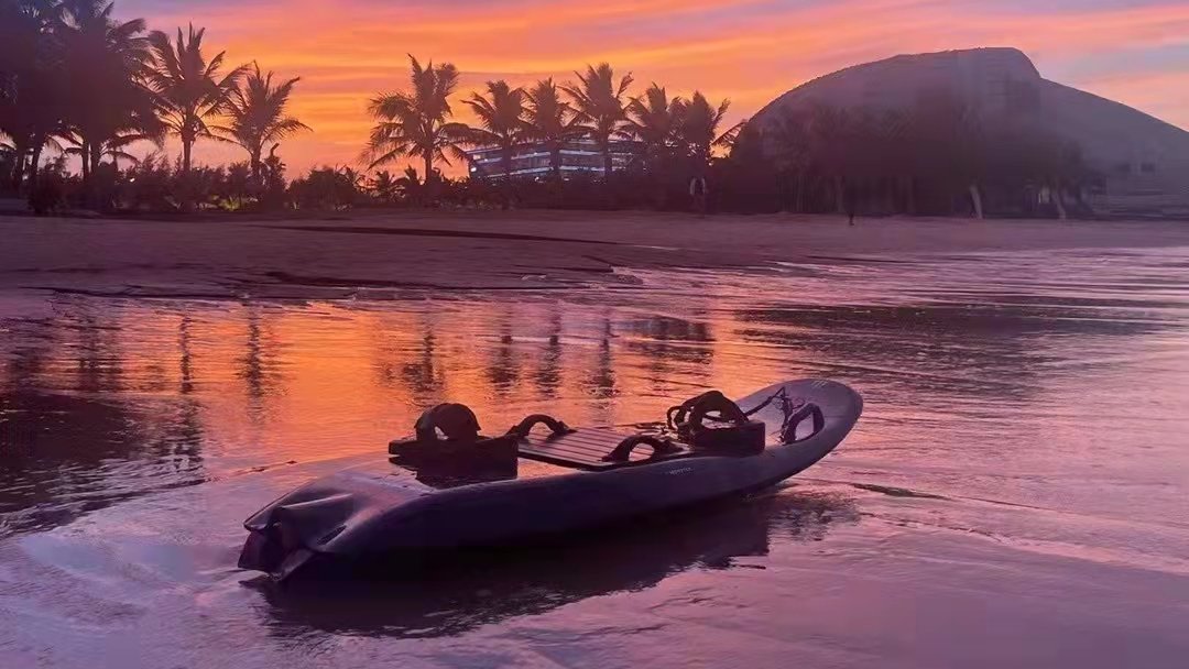 HoverstarVideo's tweet photo. Waiting to carry you onto a ride along the beautiful shore. Learn more of H5-F board on https://t.co/B2DLxYTHif #electricsurfboard #jetboard #motosurf #motorizedsurfboard #jetboard #findfreedom #sailing #watersports #yachting #yachtinglife #surf #surfing #havospark #hoverstar https://t.co/TSIjWvC2bf