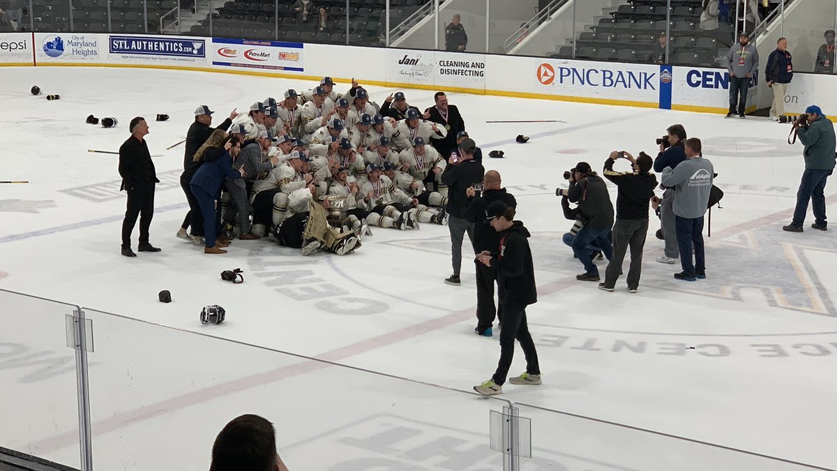 Kenyonm80's tweet photo. What an incredible season for this team! Undefeated all year in regular season play, first time playing NCAA teams ever, a 5th CSCHL Conference Championship, and now winning the Murdoch Cup to cap it off! #OneRoar🦁 #CollegeHockey https://t.co/ljT1DnSj26
