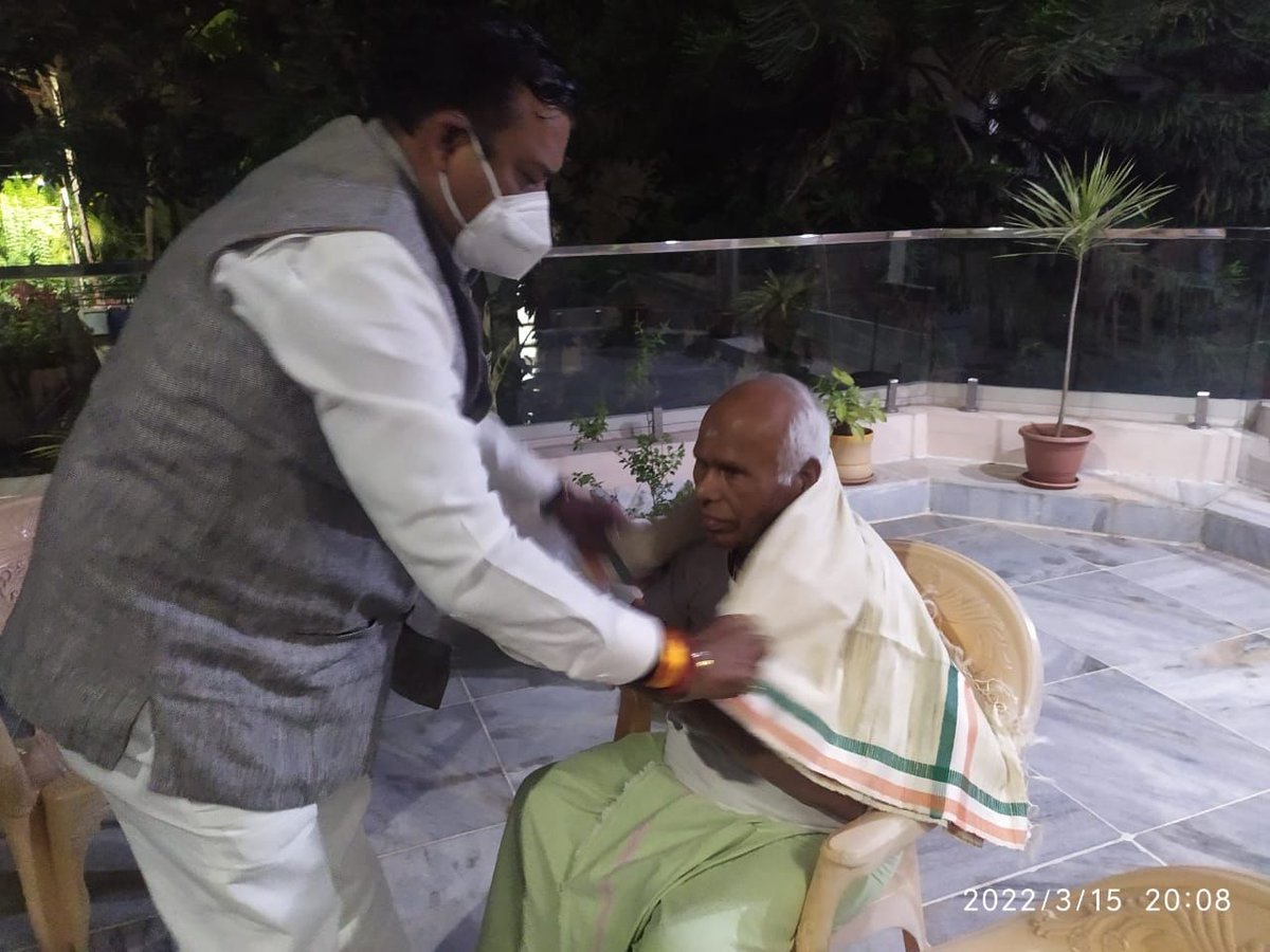 CgIntuc's tweet photo. छत्तीसगढ़ इंटक के पंचम अधिवेशन के सफलता पूर्वक समापन के पश्चात् संजय सिंह जी द्वारा राष्ट्रीय इंटक अध्यक्ष डॉ. जी. संजीवा रेड्डी जी से पुष्पगच्छ एवं साल,श्री फल भेंट कर आशीर्वाद लिया
@sksinghintuc @INTUCnational @Deepak_INTUC @JaiPrak13958747 @BalcoIntuc https://t.co/dsQTf3XFDq