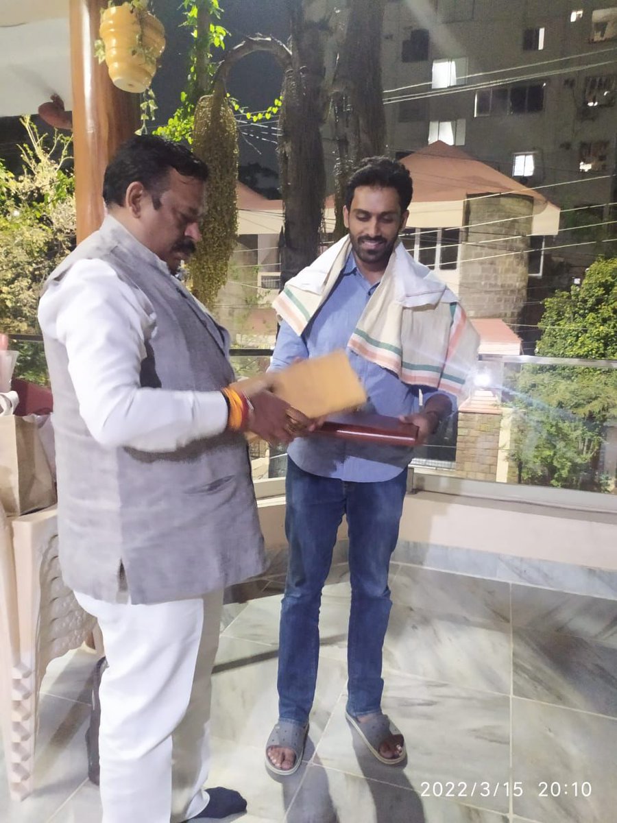 CgIntuc's tweet photo. छत्तीसगढ़ इंटक के पंचम अधिवेशन के सफलता पूर्वक समापन के पश्चात् संजय सिंह जी द्वारा राष्ट्रीय इंटक अध्यक्ष डॉ. जी. संजीवा रेड्डी जी से पुष्पगच्छ एवं साल,श्री फल भेंट कर आशीर्वाद लिया
@sksinghintuc @INTUCnational @Deepak_INTUC @JaiPrak13958747 @BalcoIntuc https://t.co/dsQTf3XFDq