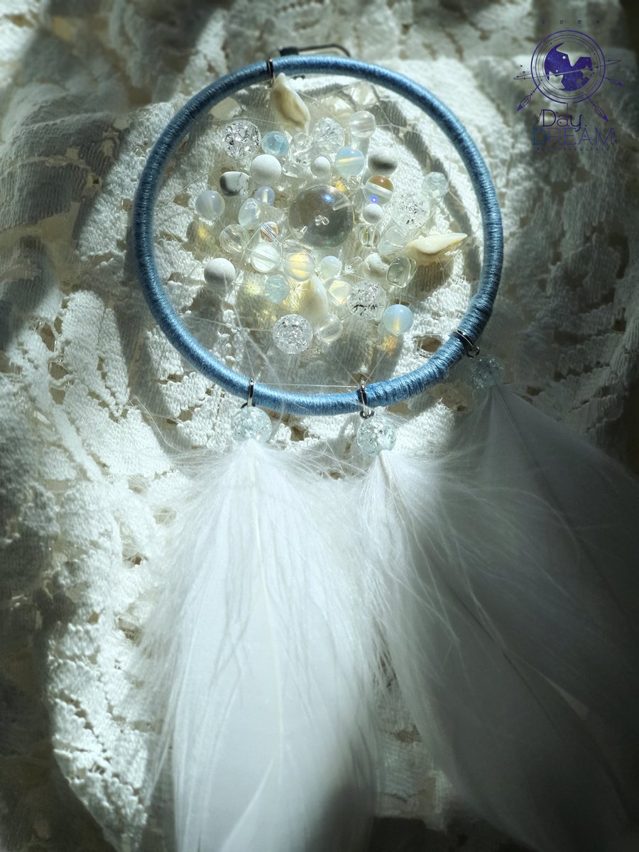 벽걸이 타입의 기본링을 주문주셨습니다🥰
연하늘 톤의 틀과 차분한 화이트-베이지 톤의 원석 구성, 화이트 깃털로 하늘하늘한 이미지를 중점적으로 만들었어요. 감사합니다!