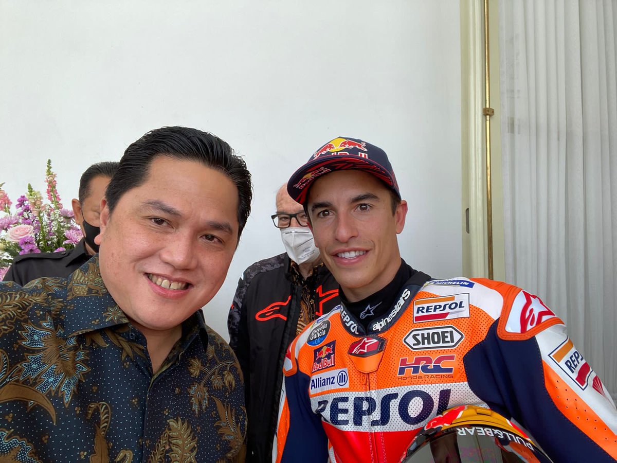 erickthohir's tweet photo. Bersama Presiden @jokowi di Istana Negara. Ini titik start parade terbesar rider @MotoGP. Sepertinya, saya salah kostum nih 😅 https://t.co/k365EDFG9Q