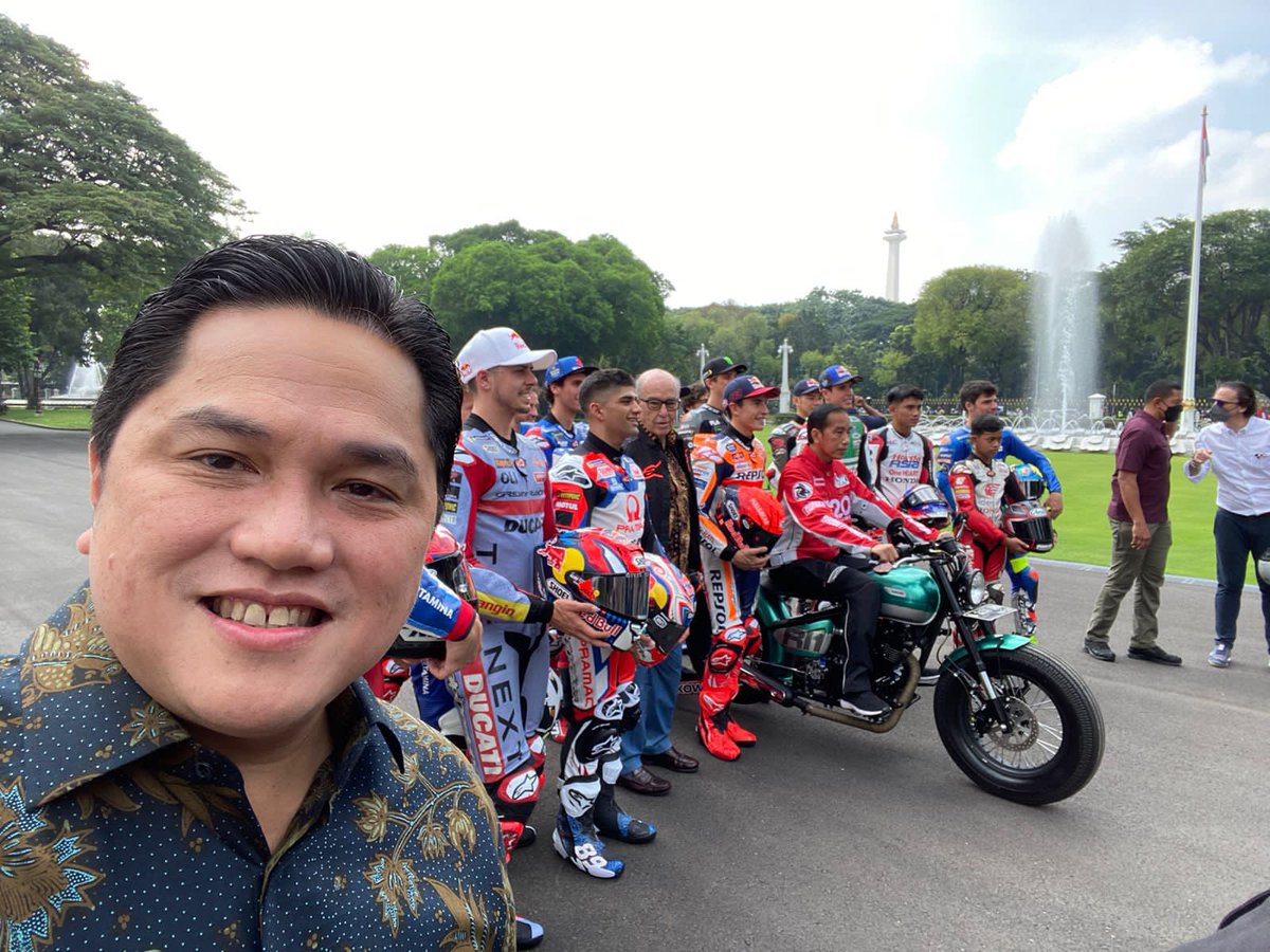 erickthohir's tweet photo. Bersama Presiden @jokowi di Istana Negara. Ini titik start parade terbesar rider @MotoGP. Sepertinya, saya salah kostum nih 😅 https://t.co/k365EDFG9Q