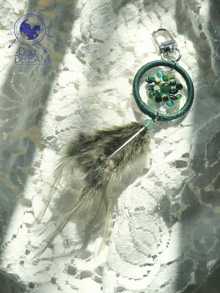 🤍💚 화이트 톤의 미니미링과, 딥그린 톤의 미니미링 두 점을 작업했습니다.
화이트 톤의 경우 깃털이 다소 짧아 더 앙증맞아보여요☺️
딥그린 톤은 차분한 느낌이라 선물용으로 많이들 찾으세요🤭
늘 감사합니다!