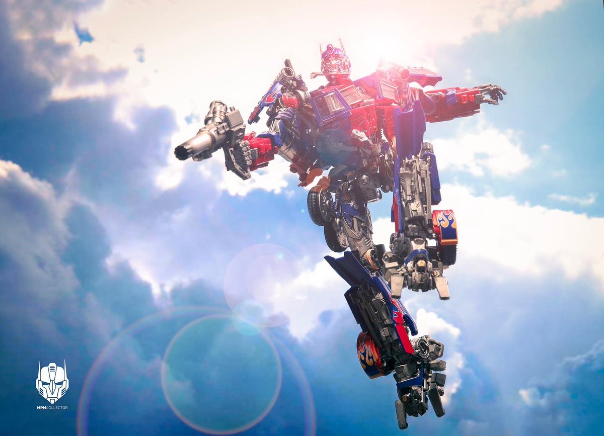 mpm_collector's tweet photo. Both G1 &amp; live action movies fans can be happy now? 😁
You got the touch. You got the power. Yeah!
#transformers #optimusprime #bumblebee #actionfigure https://t.co/McX1U60hXC