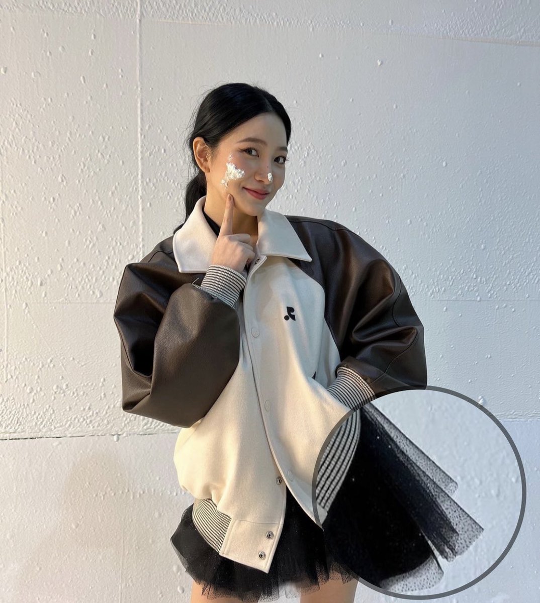 psychoqueendom's tweet photo. first was yeri’s dress now on seulgi’s photocard? what are these black outfits for 😳 https://t.co/msSVzBbe5a