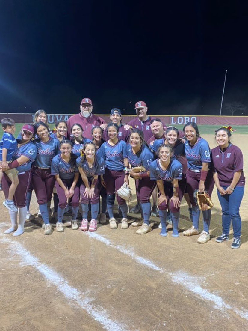 LoboUvalde's tweet photo. Lobos won against Alamo Heights 16-10! @Bethany_marie04 hit a homerun over the SCOREBOARD🥶 We also got a new manager! Introducing Frank Salazar @tanksalazar04 🕺🏻🕺🏻🕺🏻 https://t.co/yyt1ZidZRf