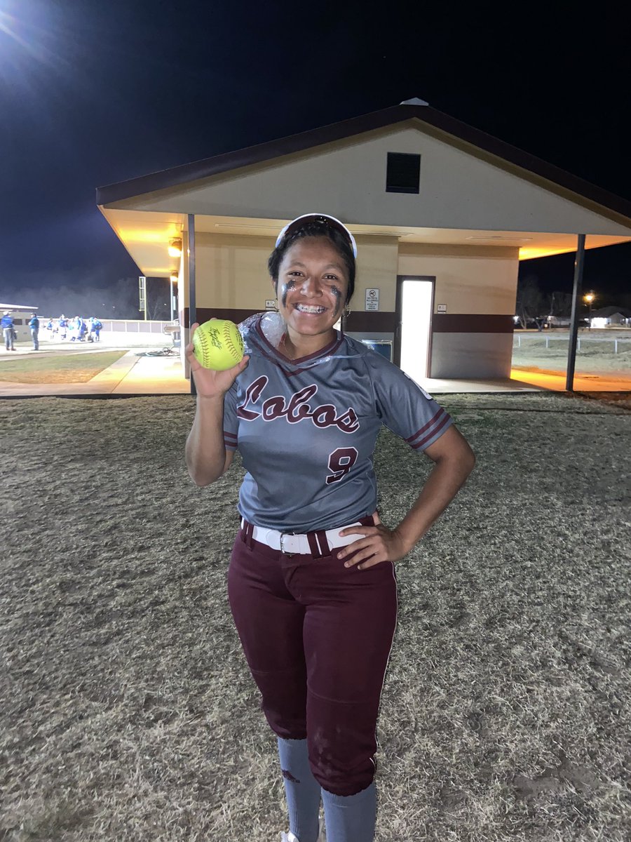 LoboUvalde's tweet photo. Lobos won against Alamo Heights 16-10! @Bethany_marie04 hit a homerun over the SCOREBOARD🥶 We also got a new manager! Introducing Frank Salazar @tanksalazar04 🕺🏻🕺🏻🕺🏻 https://t.co/yyt1ZidZRf