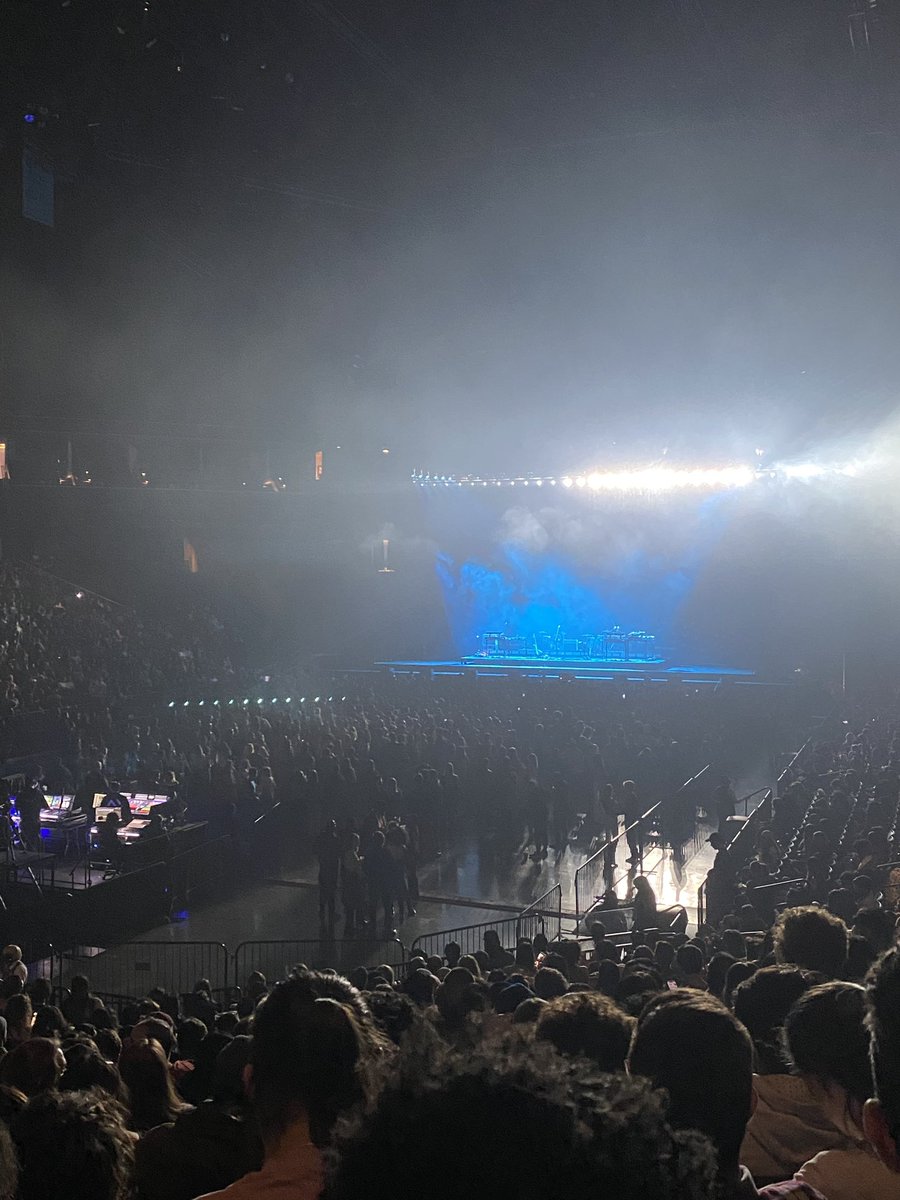 hipsterjags's tweet photo. At a concert rn https://t.co/pntPnyRXVy