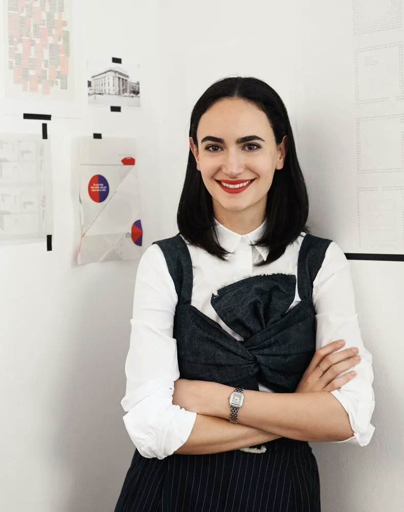 MeowMag's tweet photo. Ella es #FridaEscobedo, la mexicana que diseñará el nuevo pabellón de arte en el Museo Metropolitano de Arte de Nueva York #MEOWCulture #INSPOWER 👑 🔥 🗽 https://t.co/lHQOzhyfK1