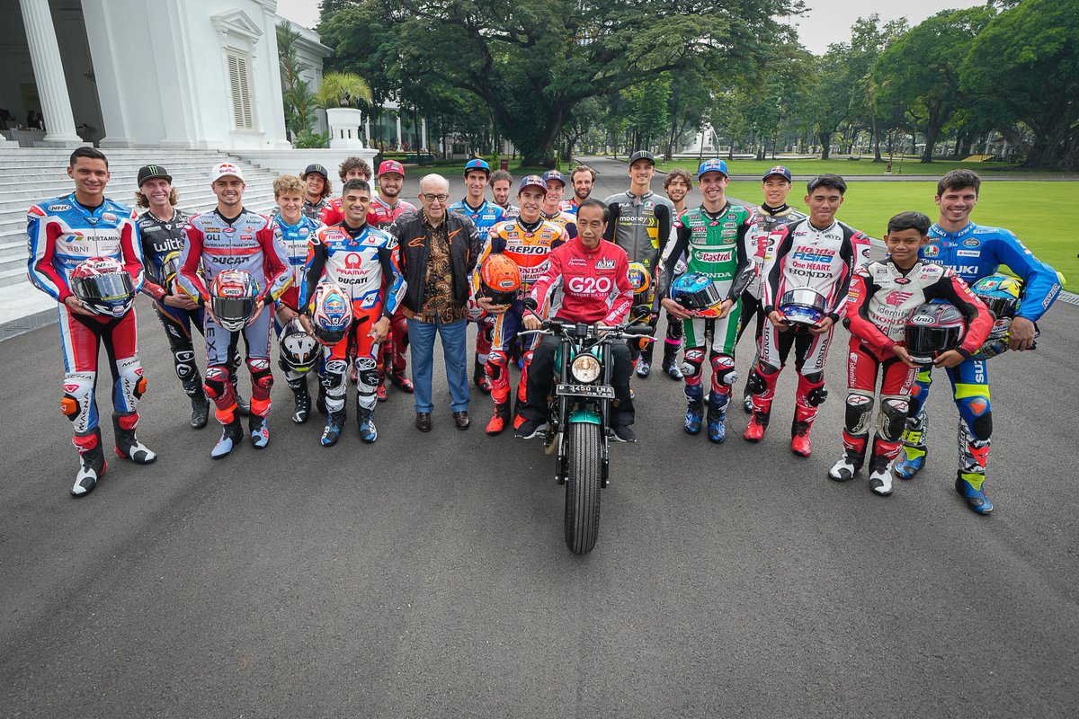 MotoGP's tweet photo. A parade through the city streets of Jakarta with President Jokowi! 🏍️

Thanks to all that gave the #MotoGP riders such a warm reception! 🙌

#IndonesianGP 🇮🇩 https://t.co/VxvtsBDEgZ