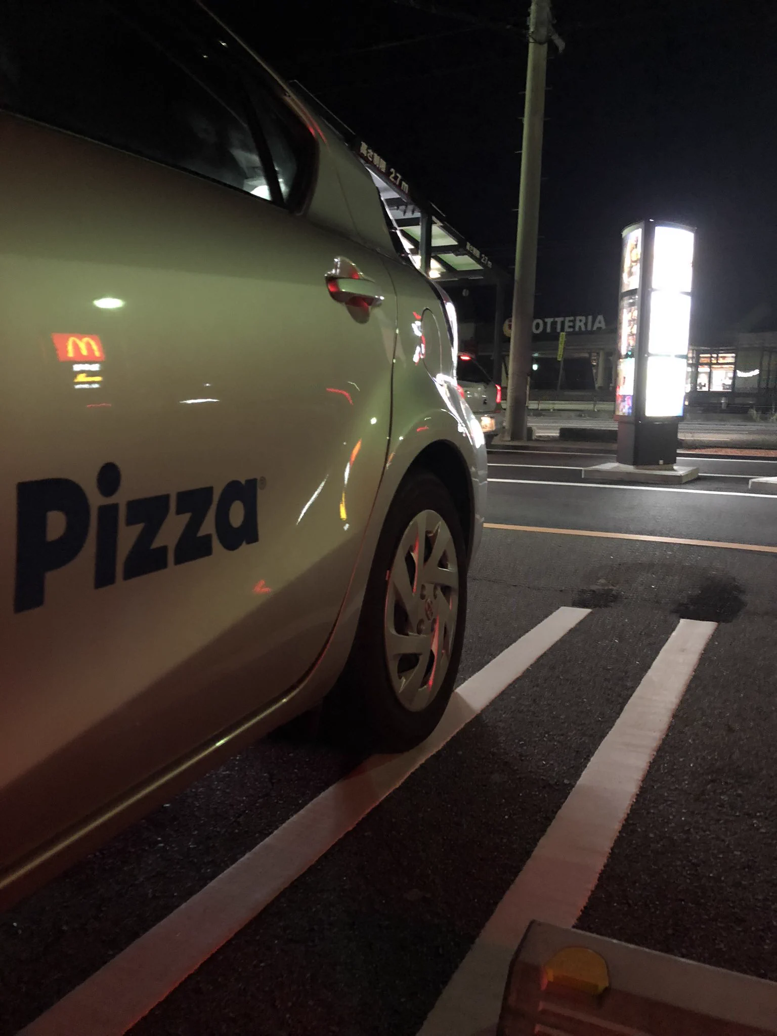 @KCOJC マックに停車するドミノピザと眺めるロッテリア 