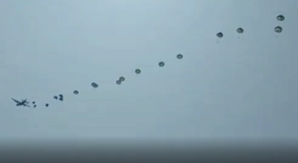 HeyitsBunny3's tweet photo. #151515
The #Airborne and #SpecialForces of the #IndianArmy practiced aerial insertion and rapid response capabilities in an #AirborneExercise in Peninsular India. (1/2)
#IndianArmy https://t.co/qJExkOJ4CF
