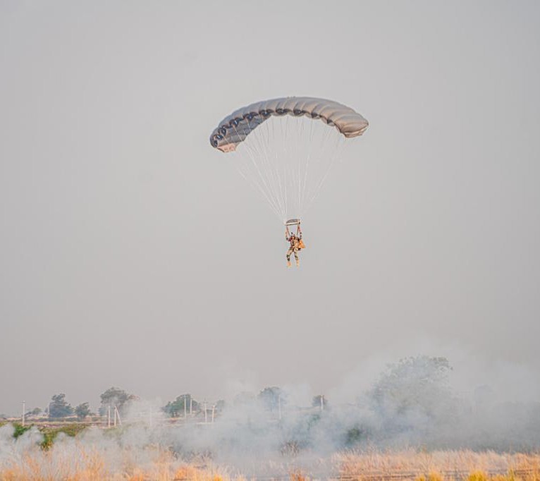 HeyitsBunny3's tweet photo. #151515
The #Airborne and #SpecialForces of the #IndianArmy practiced aerial insertion and rapid response capabilities in an #AirborneExercise in Peninsular India. (1/2)
#IndianArmy https://t.co/qJExkOJ4CF