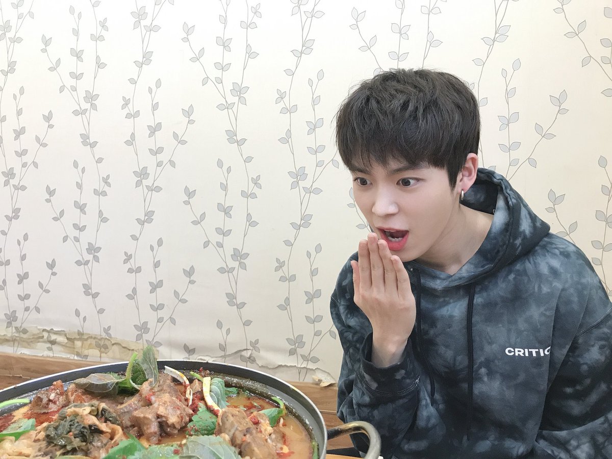 zzpopk's tweet photo. @fanvatar_tvlab (연호) 500일 기념 감자탕에 소주 조지는 커플 어때 https://t.co/MUfgUpZ5HT