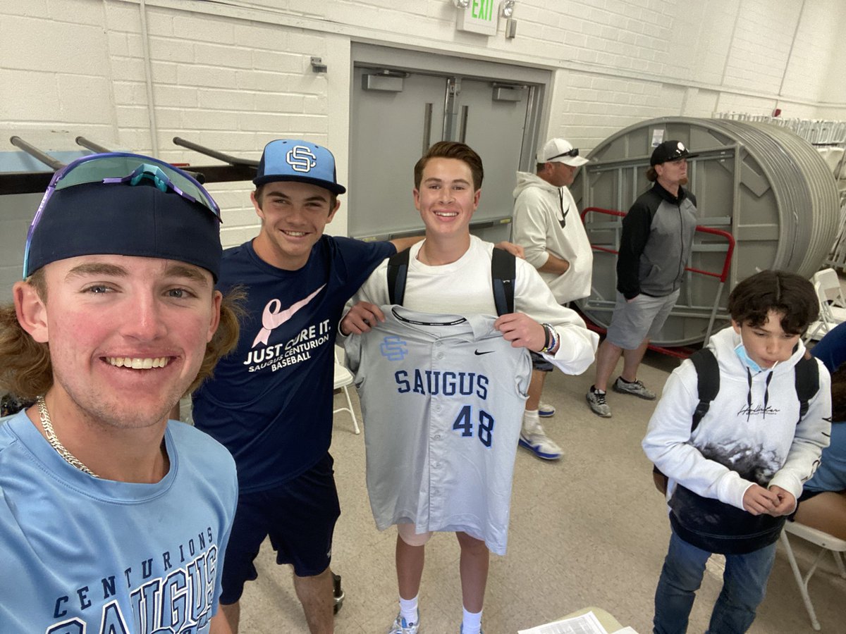 ElonMrevp26's tweet photo. I had an absolute blast today volunteering to talk to some kids at Arroyo Seco Junior High! Got the chance to share some wisdom on the game while getting to talk to them about the @Cents_Baseball program and how to get involved! @CaseyJBest1 https://t.co/HMtMvWWRr6