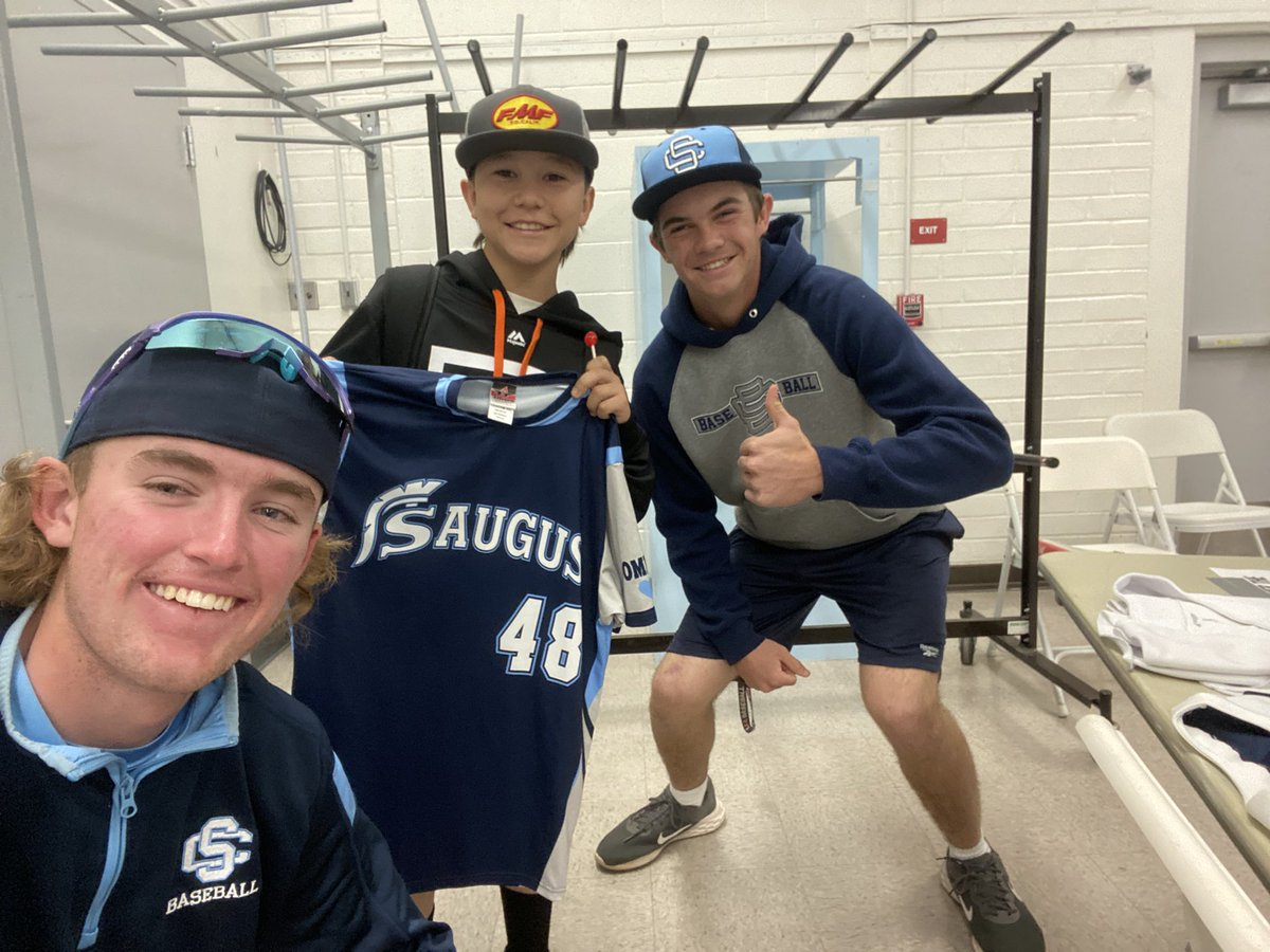 ElonMrevp26's tweet photo. I had an absolute blast today volunteering to talk to some kids at Arroyo Seco Junior High! Got the chance to share some wisdom on the game while getting to talk to them about the @Cents_Baseball program and how to get involved! @CaseyJBest1 https://t.co/HMtMvWWRr6