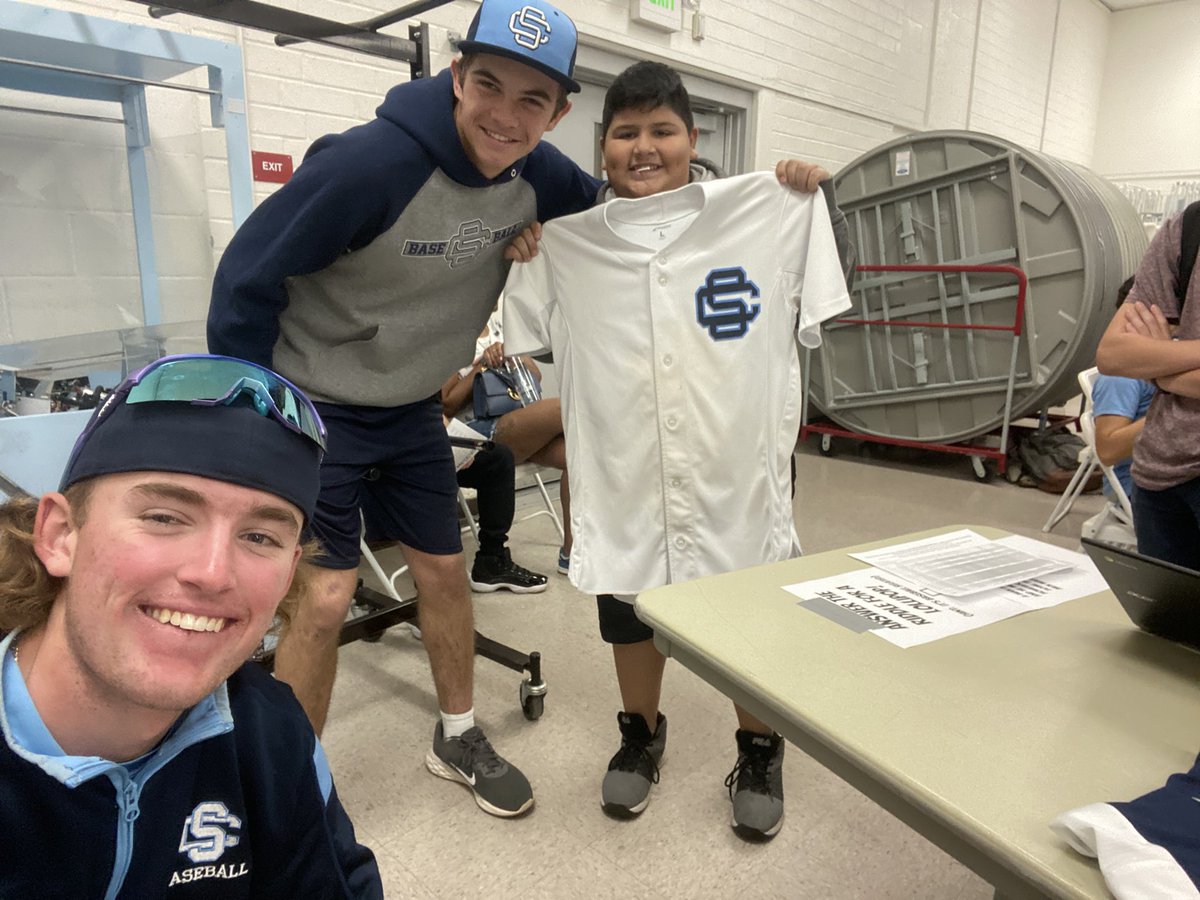 ElonMrevp26's tweet photo. I had an absolute blast today volunteering to talk to some kids at Arroyo Seco Junior High! Got the chance to share some wisdom on the game while getting to talk to them about the @Cents_Baseball program and how to get involved! @CaseyJBest1 https://t.co/HMtMvWWRr6