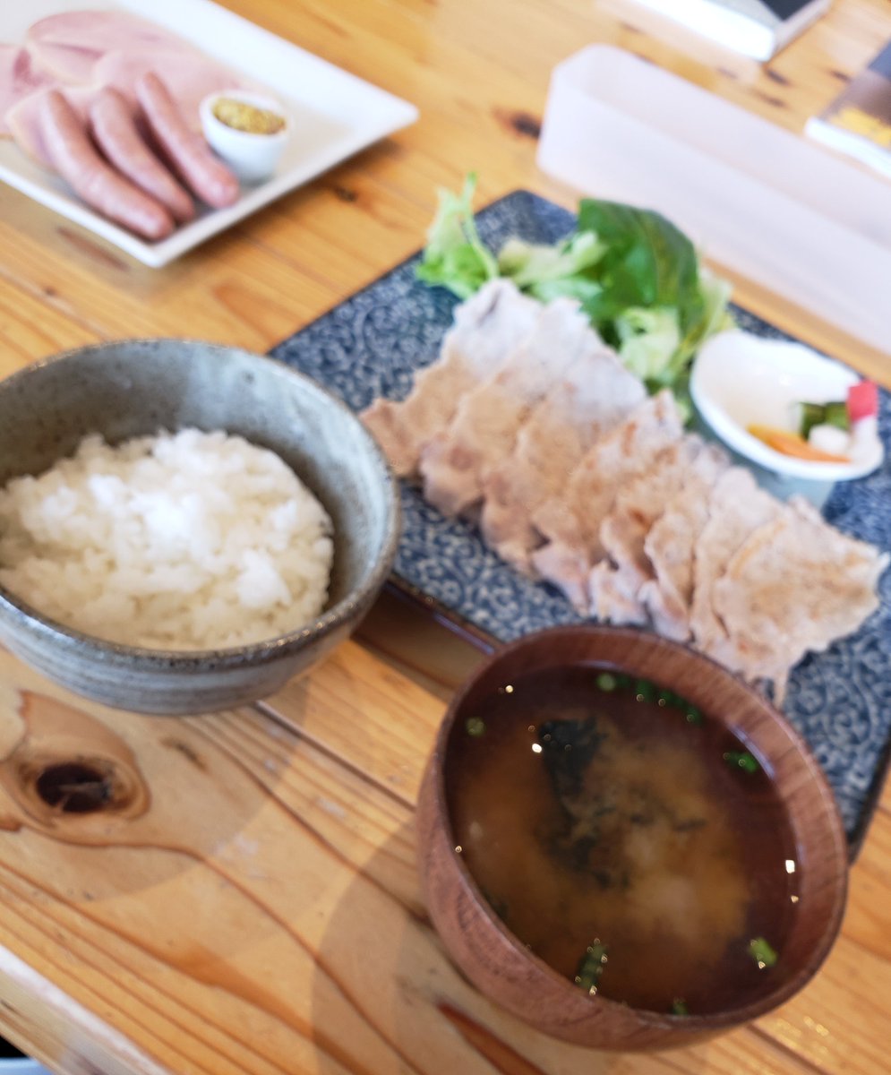 nontann19740115's tweet photo. 恋する豚研究所@koibutapork さんでランチ🍴( ¨̮  )💬

豚も甘みがありました

ハム、ウインナーも美味しかった😋 https://t.co/fnZ9xtWIbb