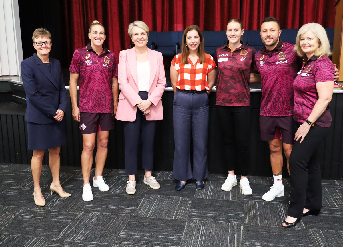 WavellSHS's tweet photo. Today we welcomed the @BeyondTheBronx team to kick-off the 2022 program with our students. Joining them @tanya_plibersek  &amp; @AnikaWells speaking to students about leadership. An exciting year ahead for all involved in this valuable program. #Wavell #BeEmpowered #EsseQuamVideri https://t.co/7bDpYCrteE