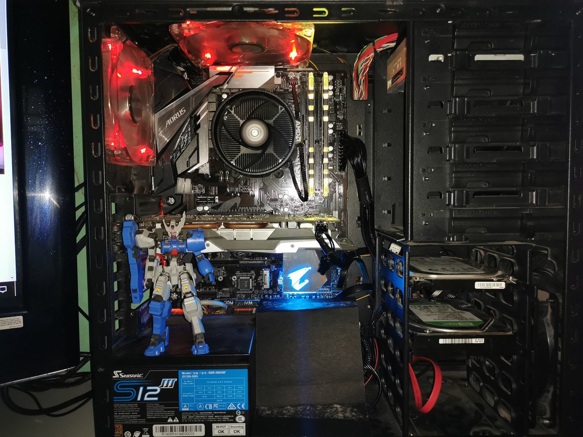 EnriquestGaming's tweet photo. #ComputerGlowUp this what my pc looked like before around late 2019 to early 2020.. (Pt.1) https://t.co/Hton6f6mqO