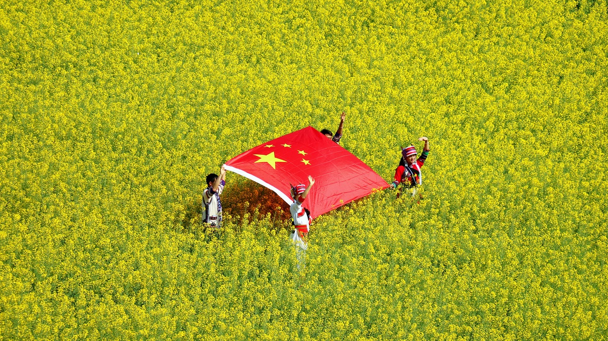 BoundforChina's tweet photo. Bewitching spring colors appear in the #StoneForest of Yunnan province! 🤩🤩Golden rapeseed flowers and pink crabapple flowers are in full bloom. 🌺Do you love spring flowers? Come on down to the Stone Forest.🤗 https://t.co/wAmSxx96sY