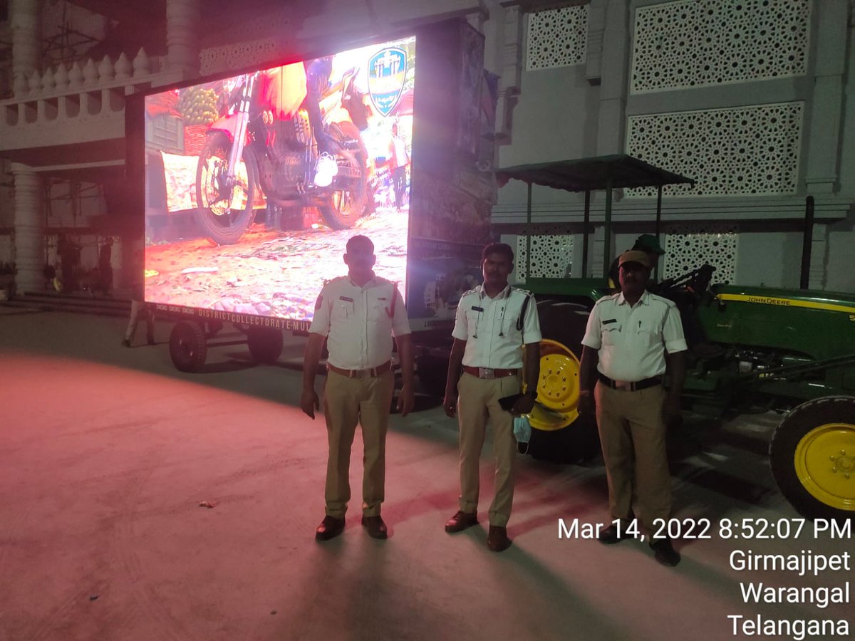 ADDLDCP_WGL's tweet photo. Traffic wing - warangal  CP  Shri Tarun Joshi @cpwrl Initiative - conducting awareness to public on violations of traffic regulations using a mounted screen. https://t.co/fh7NDeoVA1