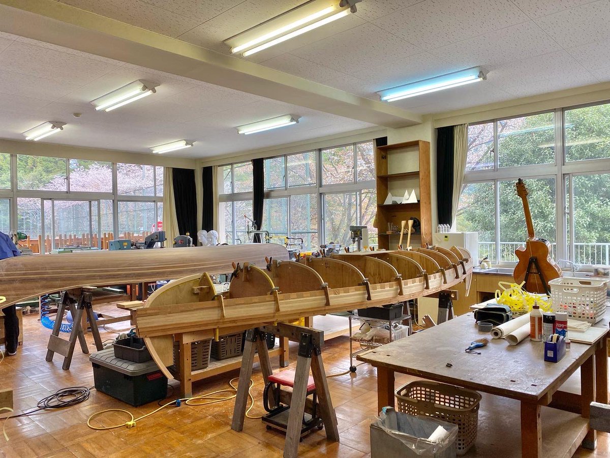 mountscape_'s tweet image. こちらは東京奥多摩のカヌー工房です。
現在廃校となった旧古里中学校の美術室を工房として使用しています🏫

工房は、ご見学も随時受付中です。
春は桜や山ツツジが咲き、工房までの道のりがとっても綺麗ですよ〜。
ぜひお気軽にご連絡くださいね🌸

#mountscape #カヌーのある生活
#奥多摩 #カヌー